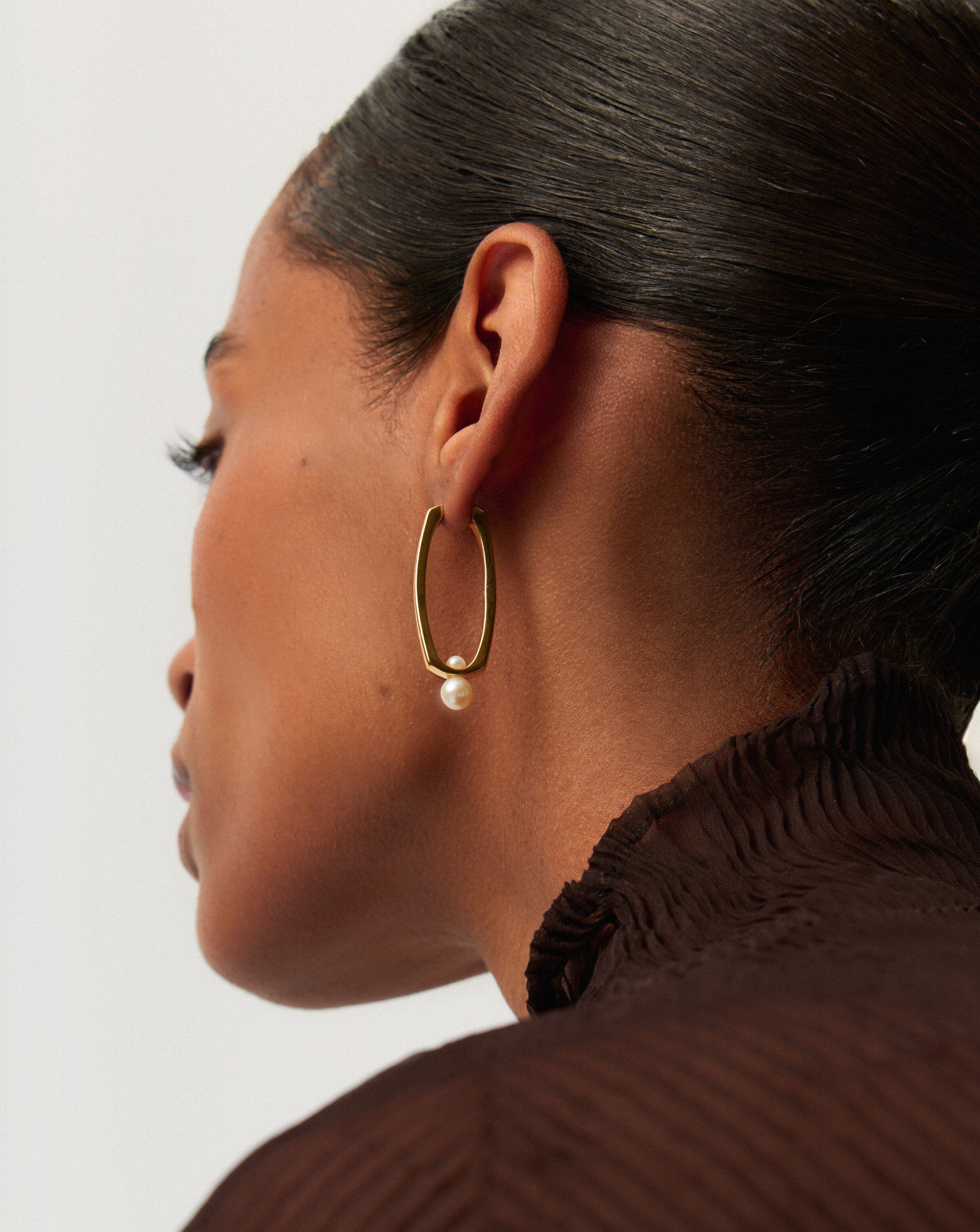 Button Pearl Ovate Hoop Earrings | 18ct Gold Plated/Pearl Earrings Missoma 